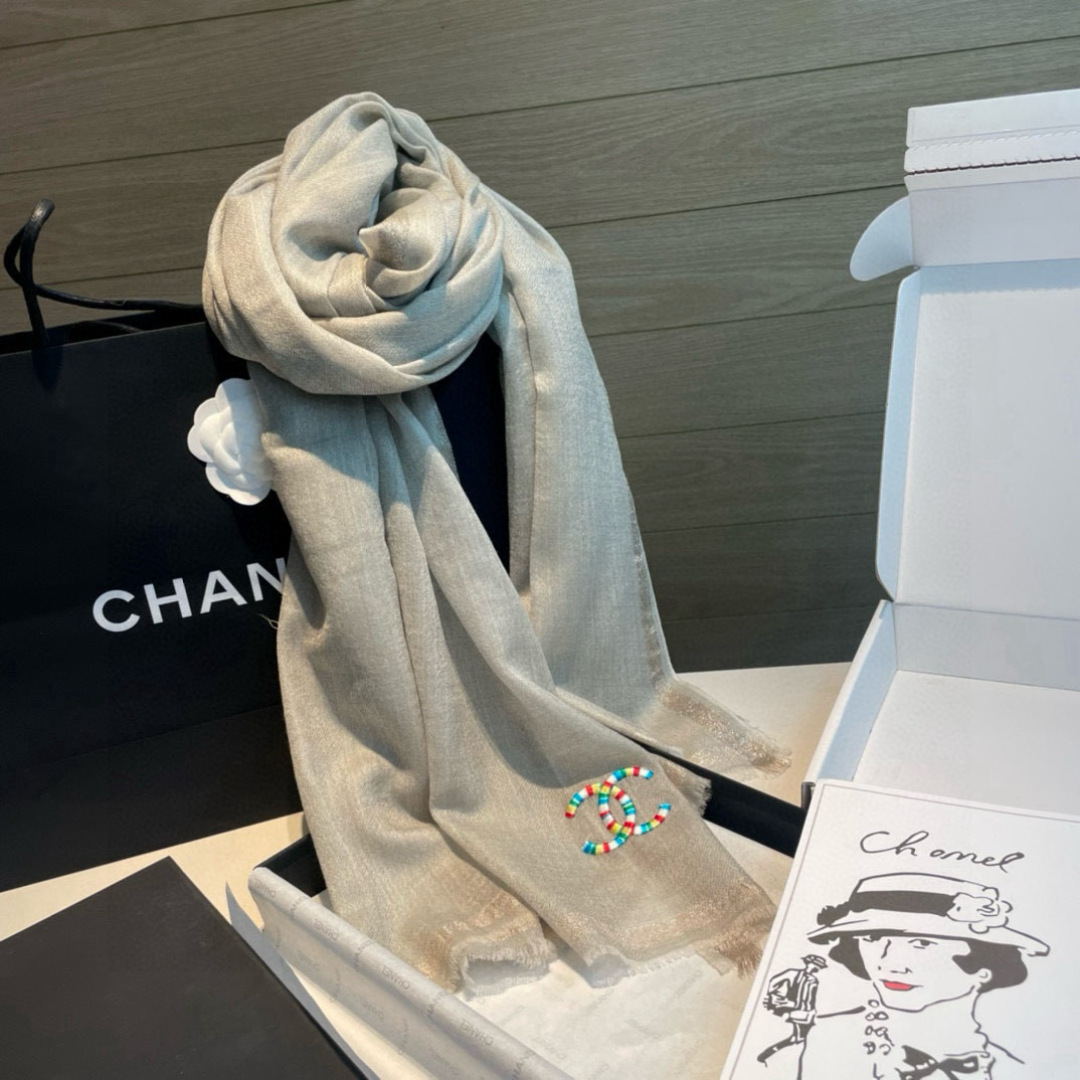  重点推荐！！！高级舒适时髦气质，相信我的就收吧！香奈儿这款触动内心的柔美围巾，无法模仿的颜色和气质！！