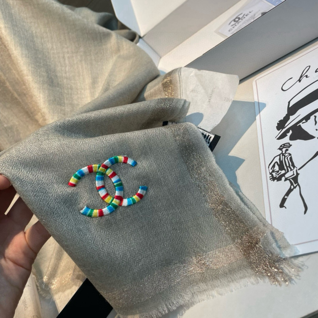  重点推荐！！！高级舒适时髦气质，相信我的就收吧！香奈儿这款触动内心的柔美围巾，无法模仿的颜色和气质！！