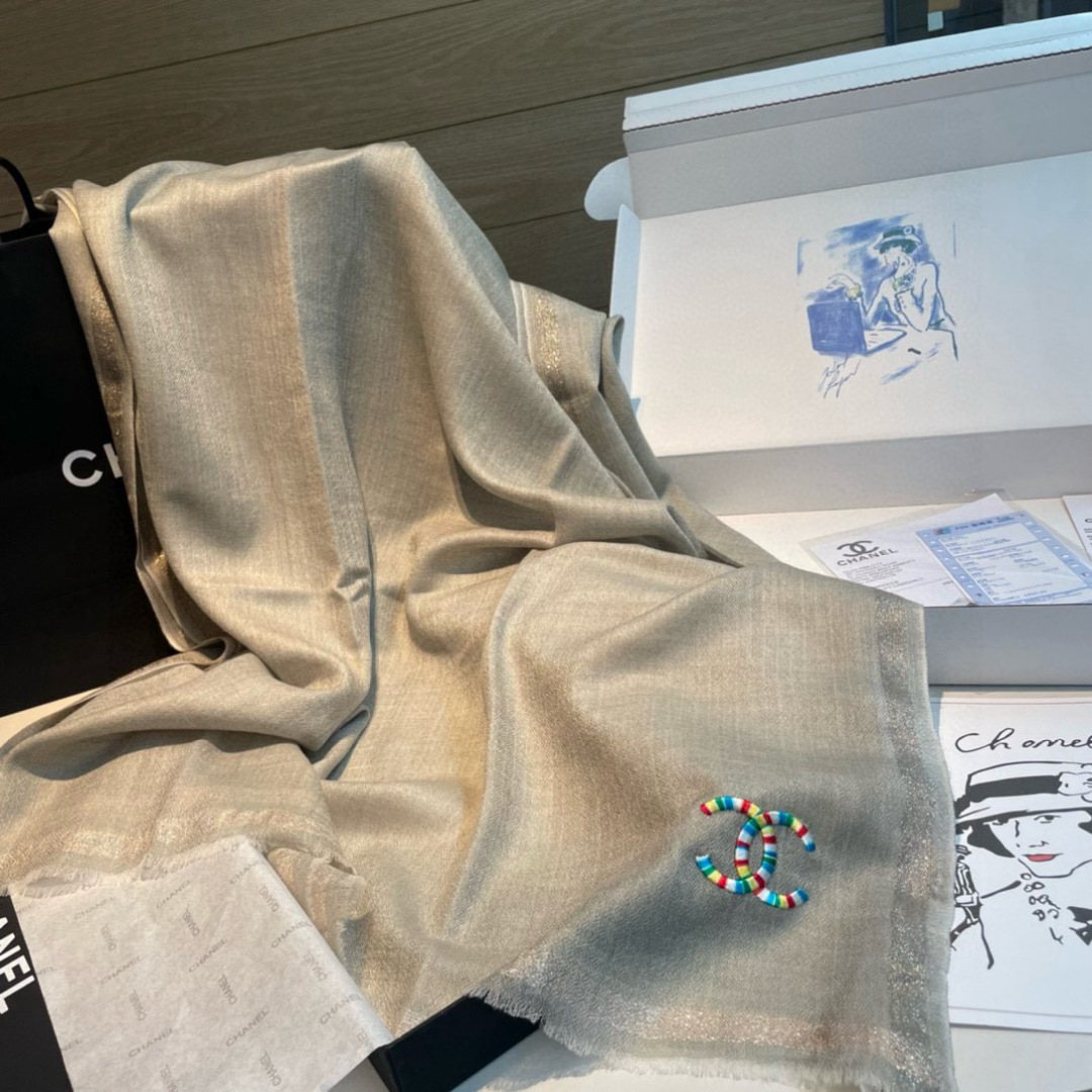  重点推荐！！！高级舒适时髦气质，相信我的就收吧！香奈儿这款触动内心的柔美围巾，无法模仿的颜色和气质！！