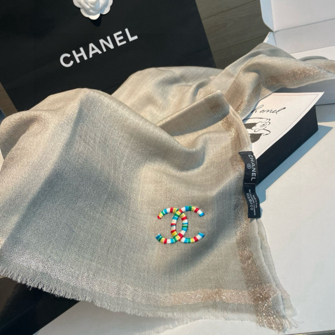  重点推荐！！！高级舒适时髦气质，相信我的就收吧！香奈儿这款触动内心的柔美围巾，无法模仿的颜色和气质！！