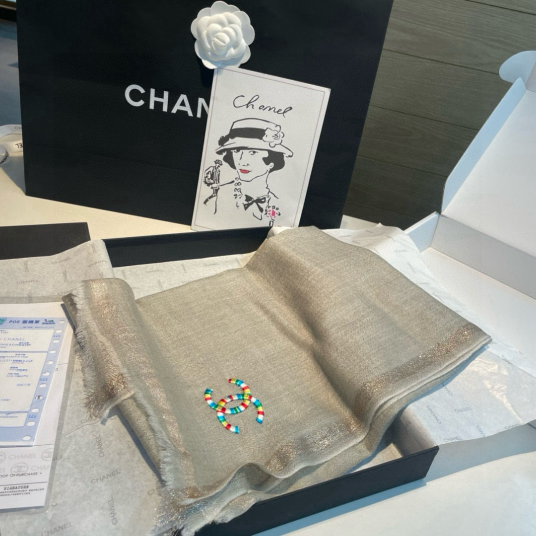  重点推荐！！！高级舒适时髦气质，相信我的就收吧！香奈儿这款触动内心的柔美围巾，无法模仿的颜色和气质！！
