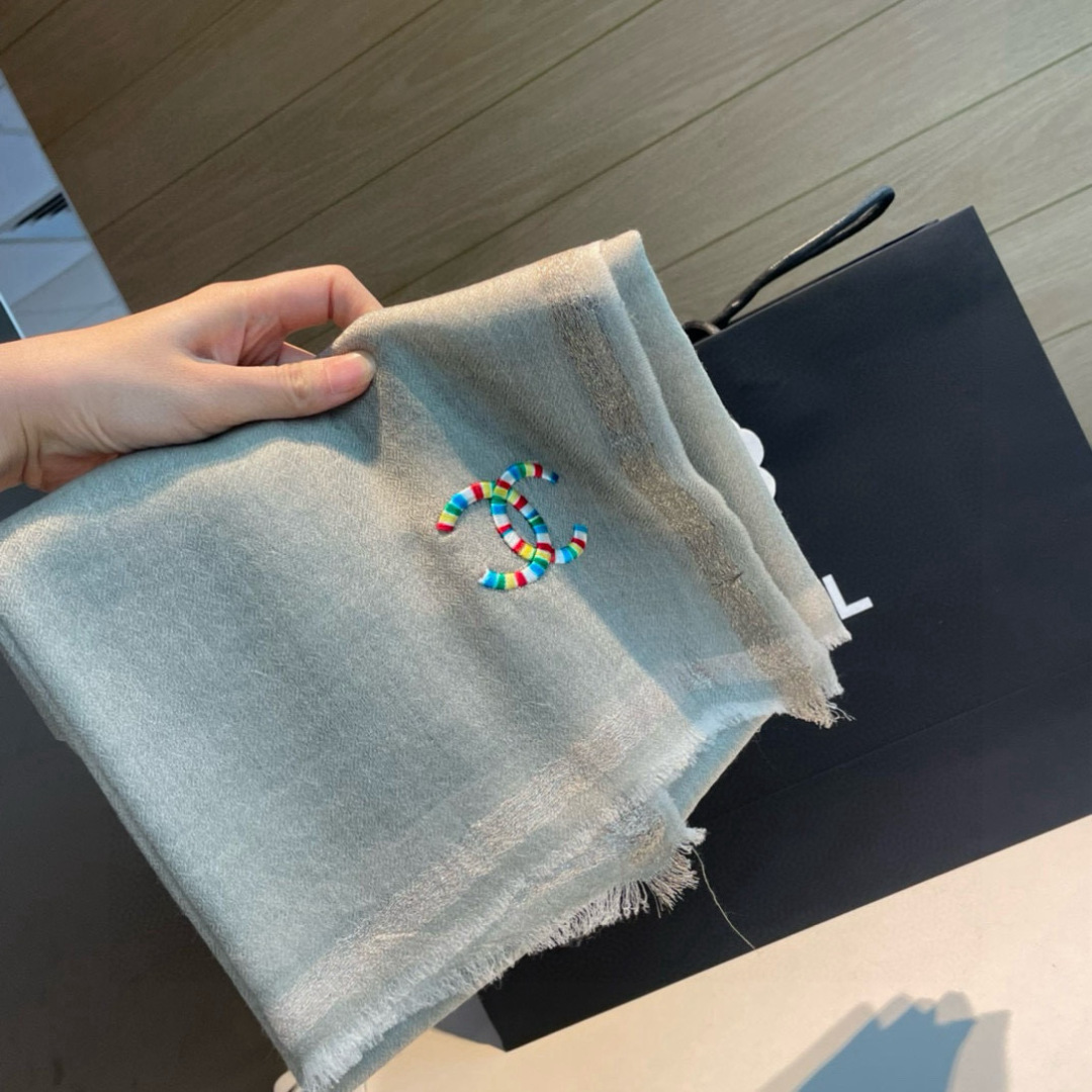  重点推荐！！！高级舒适时髦气质，相信我的就收吧！香奈儿这款触动内心的柔美围巾，无法模仿的颜色和气质！！