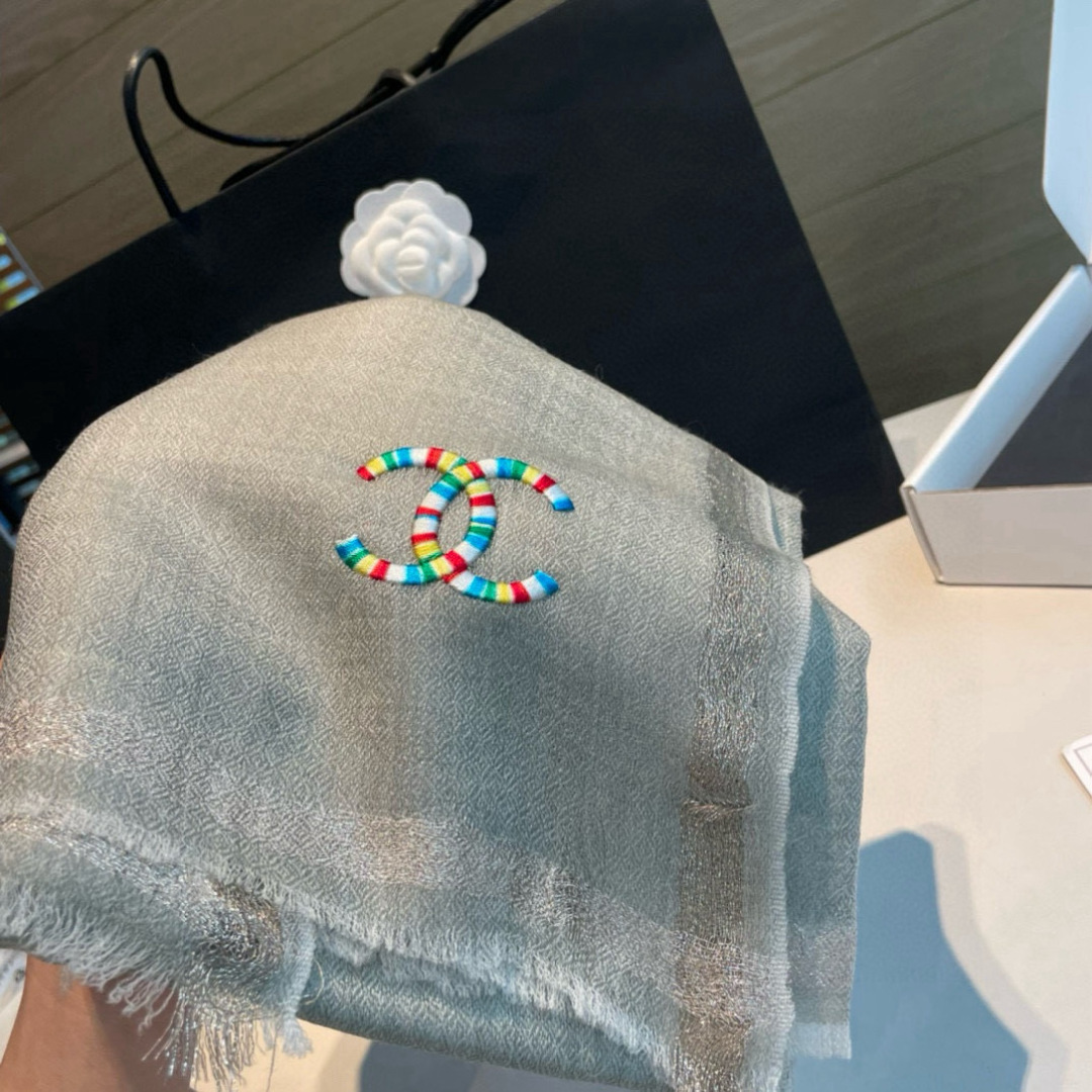  重点推荐！！！高级舒适时髦气质，相信我的就收吧！香奈儿这款触动内心的柔美围巾，无法模仿的颜色和气质！！