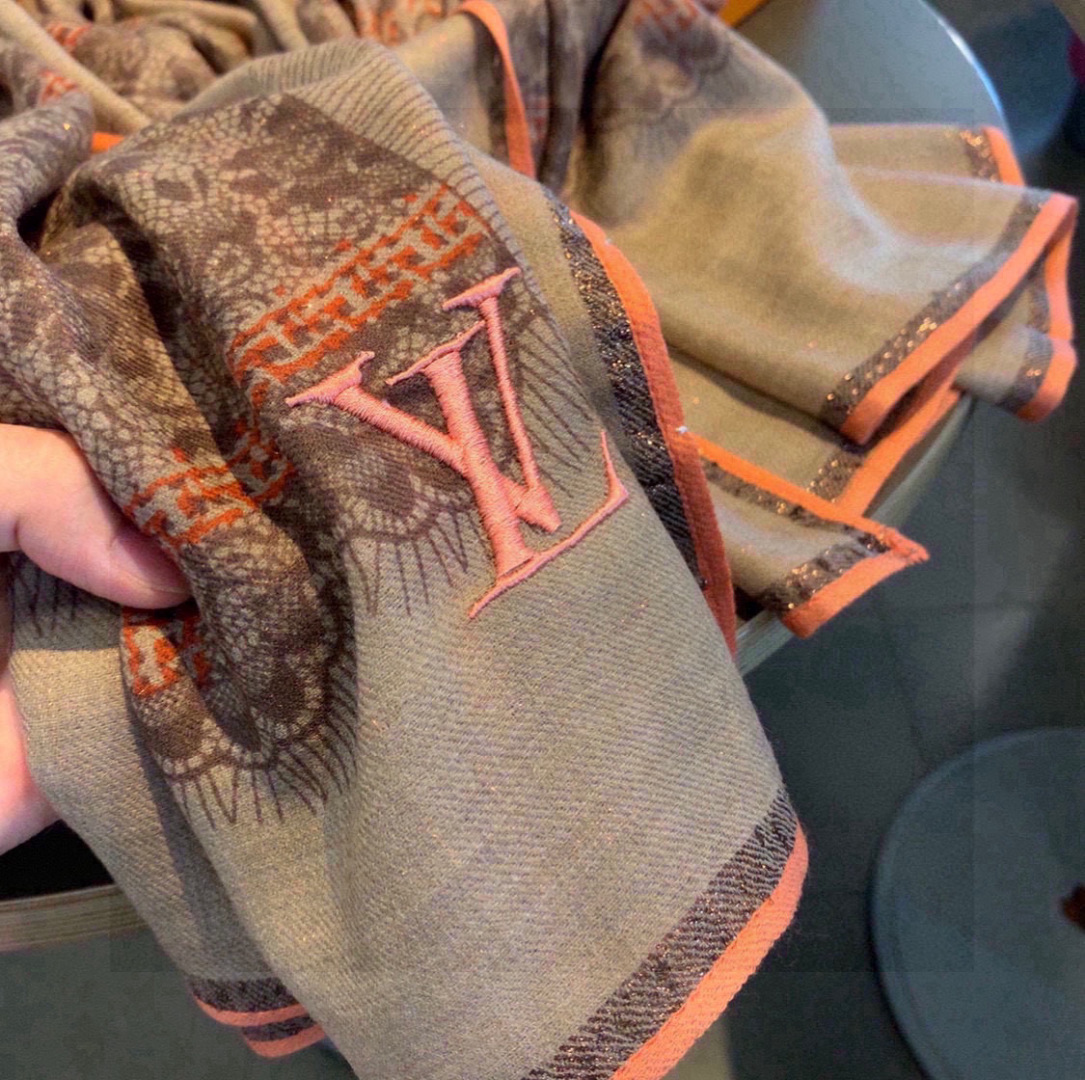  这款当之无愧的新款爆款，LV单品，四边金属框打造极致奢华的大牌风，纯色配以两大创造师的经典logo，低