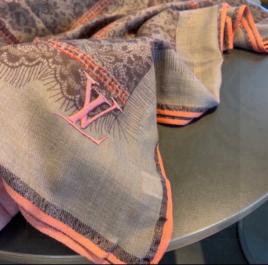  这款当之无愧的新款爆款，LV单品，四边金属框打造极致奢华的大牌风，纯色配以两大创造师的经典logo，低