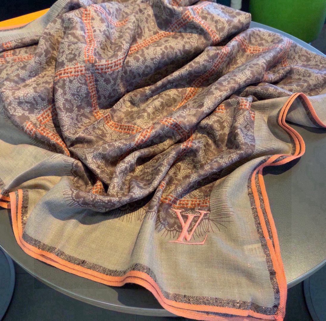  这款当之无愧的新款爆款，LV单品，四边金属框打造极致奢华的大牌风，纯色配以两大创造师的经典logo，低