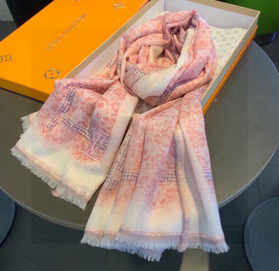  这款当之无愧的新款爆款，LV单品，四边金属框打造极致奢华的大牌风，纯色配以两大创造师的经典logo，低