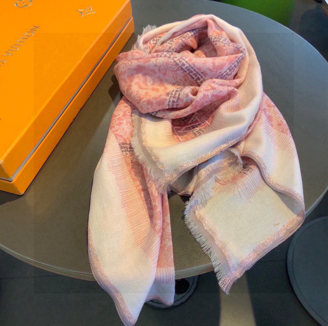  这款当之无愧的新款爆款，LV单品，四边金属框打造极致奢华的大牌风，纯色配以两大创造师的经典logo，低