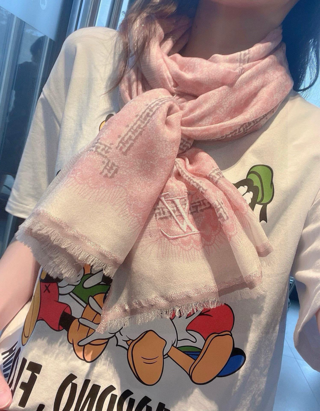  这款当之无愧的新款爆款，LV单品，四边金属框打造极致奢华的大牌风，纯色配以两大创造师的经典logo，低