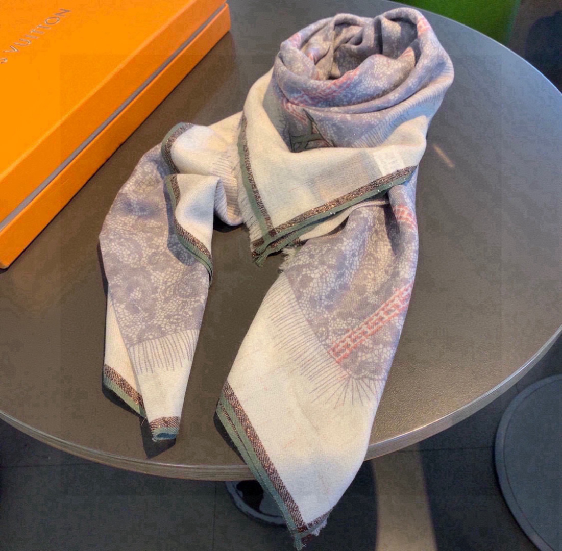  这款当之无愧的新款爆款，LV单品，四边金属框打造极致奢华的大牌风，纯色配以两大创造师的经典logo，低