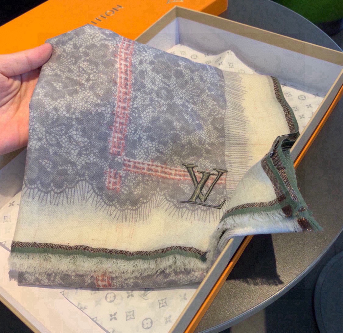  这款当之无愧的新款爆款，LV单品，四边金属框打造极致奢华的大牌风，纯色配以两大创造师的经典logo，低