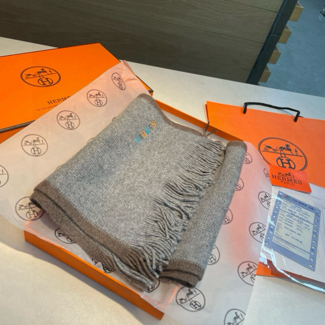  Hermes（爱马仕）同步专柜，高端羊绒针织围巾！】可正式，可随意，非常Classical的男款设计。