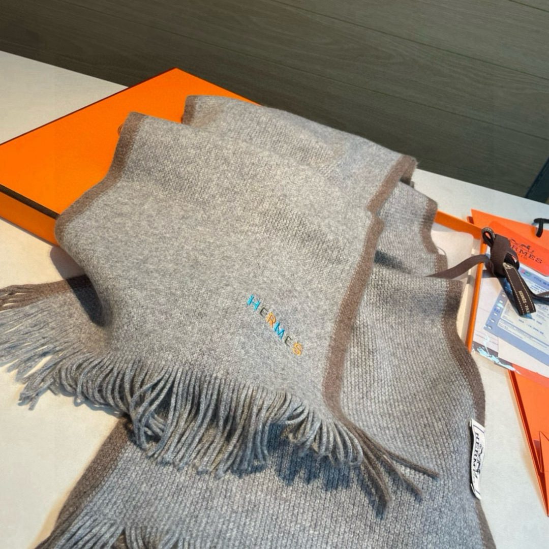  Hermes（爱马仕）同步专柜，高端羊绒针织围巾！】可正式，可随意，非常Classical的男款设计。