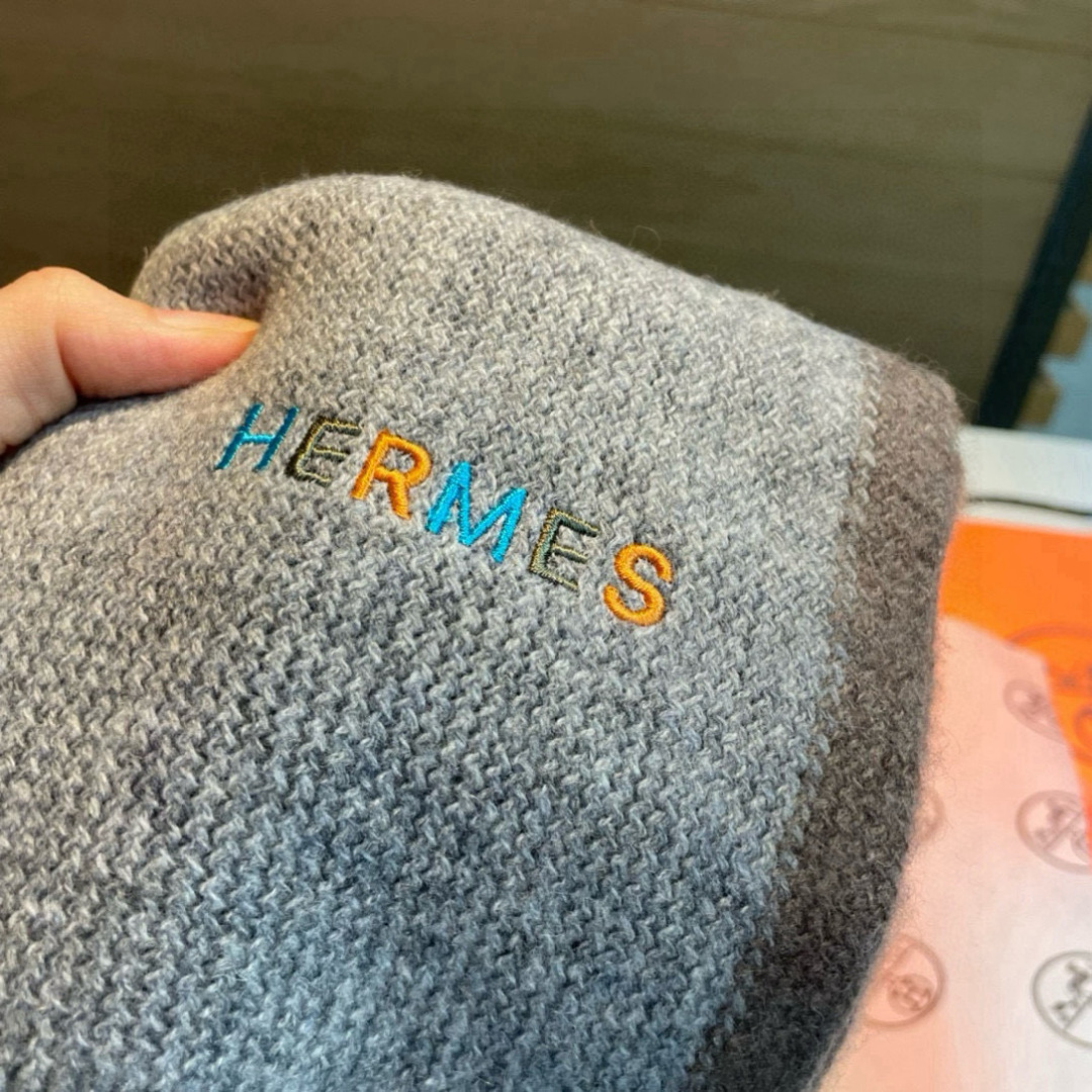  Hermes（爱马仕）同步专柜，高端羊绒针织围巾！】可正式，可随意，非常Classical的男款设计。