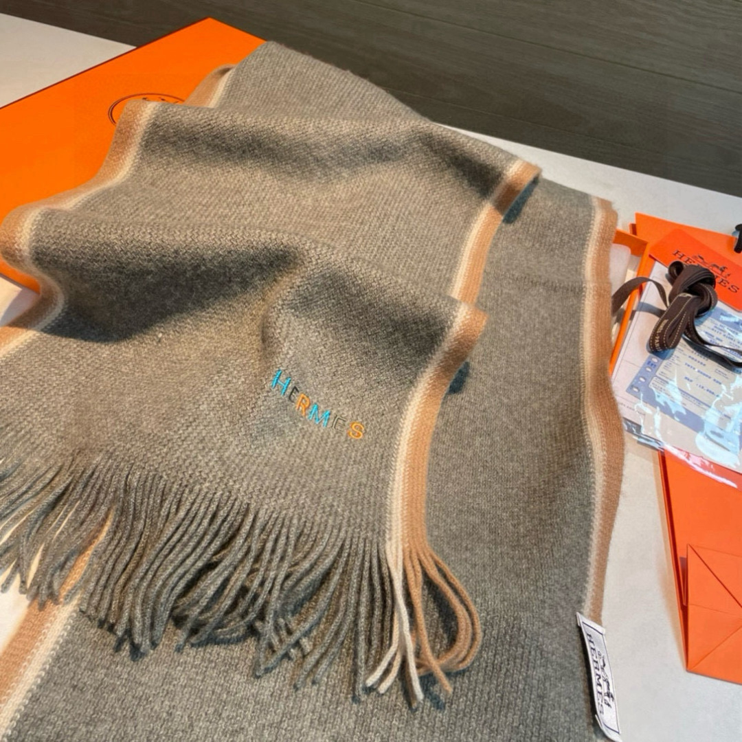  Hermes（爱马仕）同步专柜，高端羊绒针织围巾！】可正式，可随意，非常Classical的男款设计。