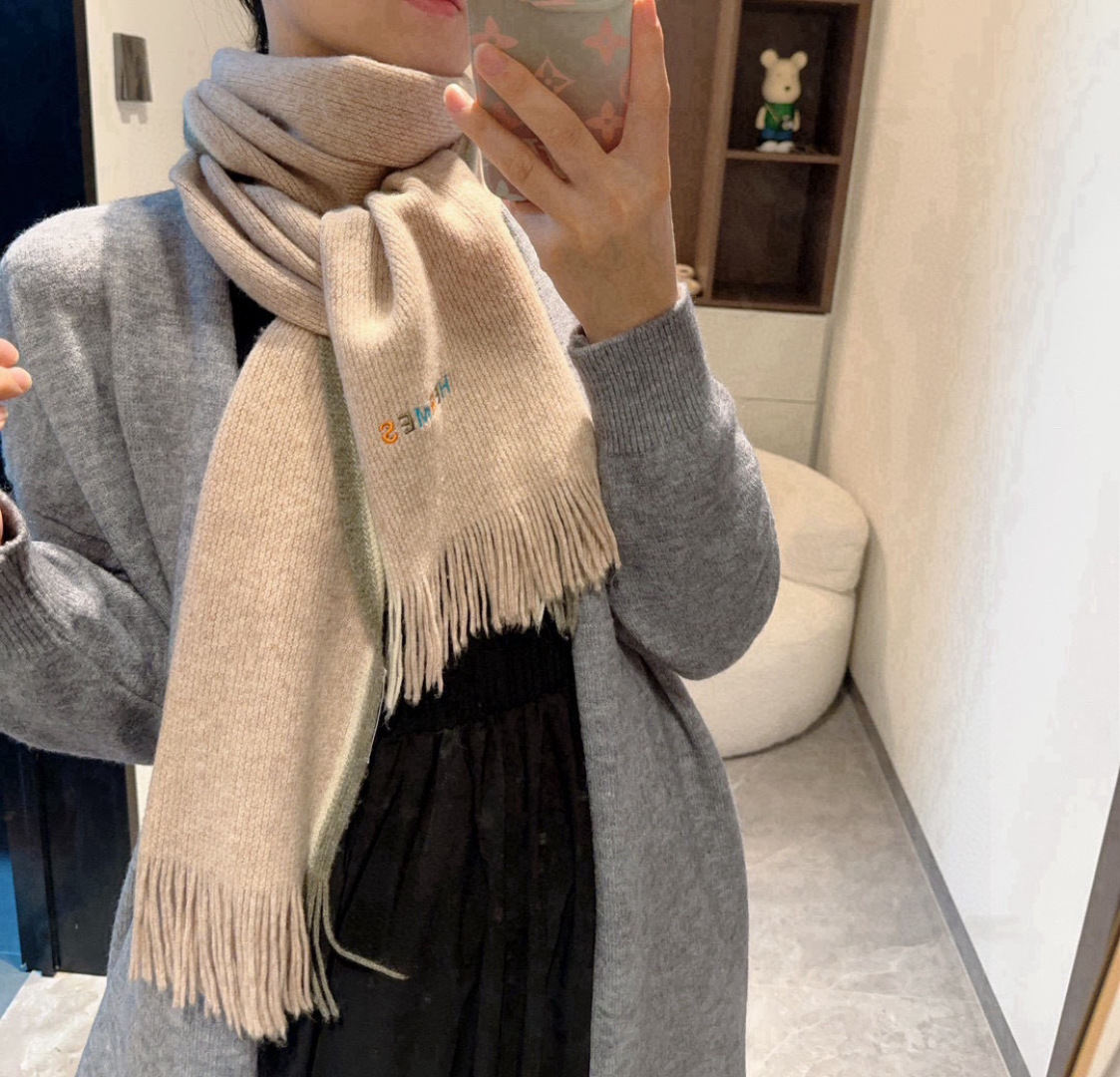  Hermes（爱马仕）同步专柜，高端羊绒针织围巾！】可正式，可随意，非常Classical的男款设计。