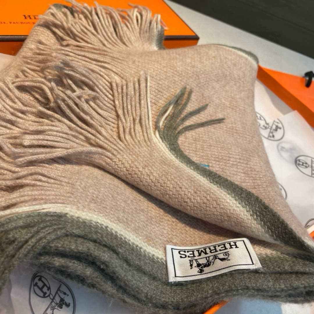  Hermes（爱马仕）同步专柜，高端羊绒针织围巾！】可正式，可随意，非常Classical的男款设计。