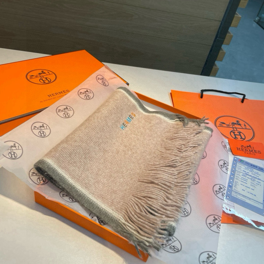  Hermes（爱马仕）同步专柜，高端羊绒针织围巾！】可正式，可随意，非常Classical的男款设计。