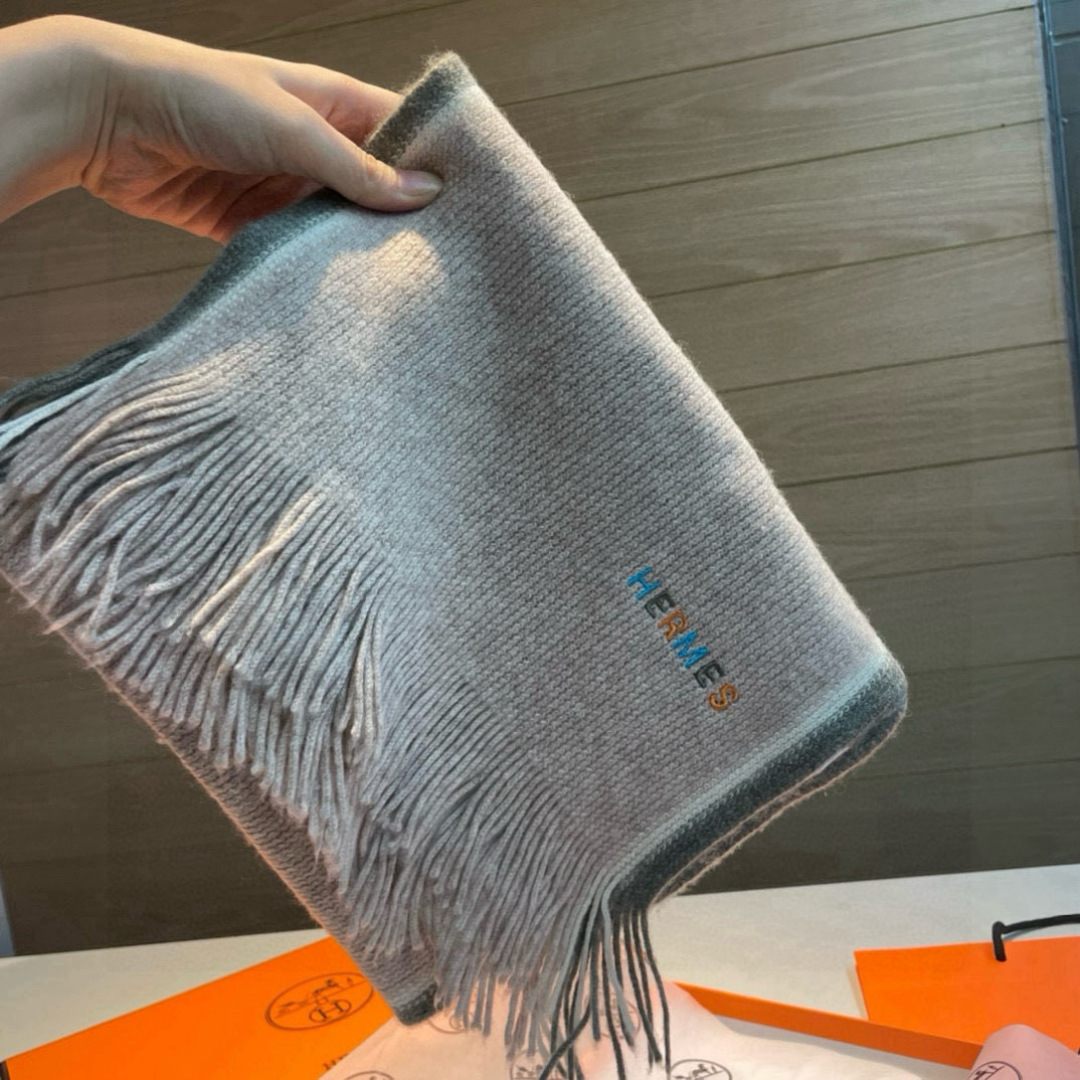  Hermes（爱马仕）同步专柜，高端羊绒针织围巾！】可正式，可随意，非常Classical的男款设计。