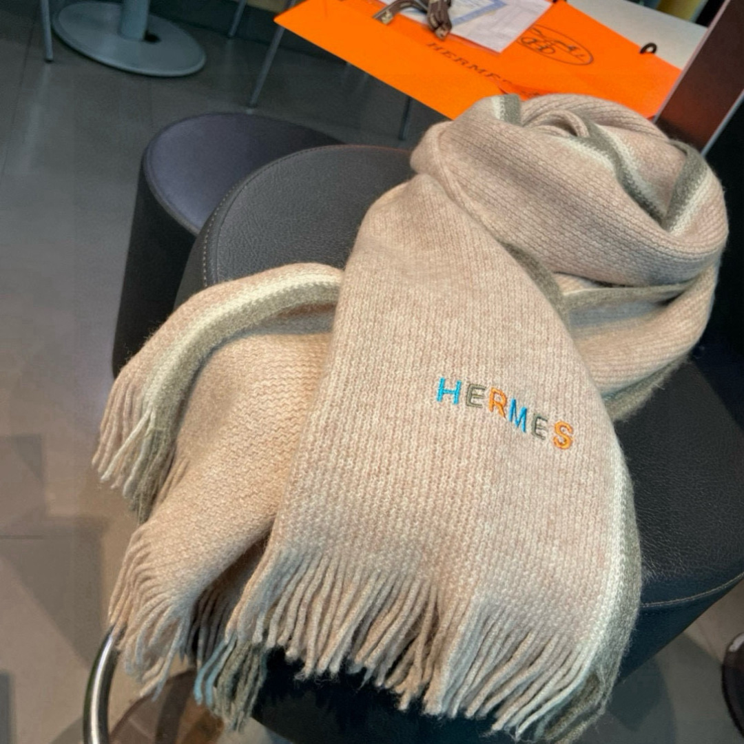  Hermes（爱马仕）同步专柜，高端羊绒针织围巾！】可正式，可随意，非常Classical的男款设计。