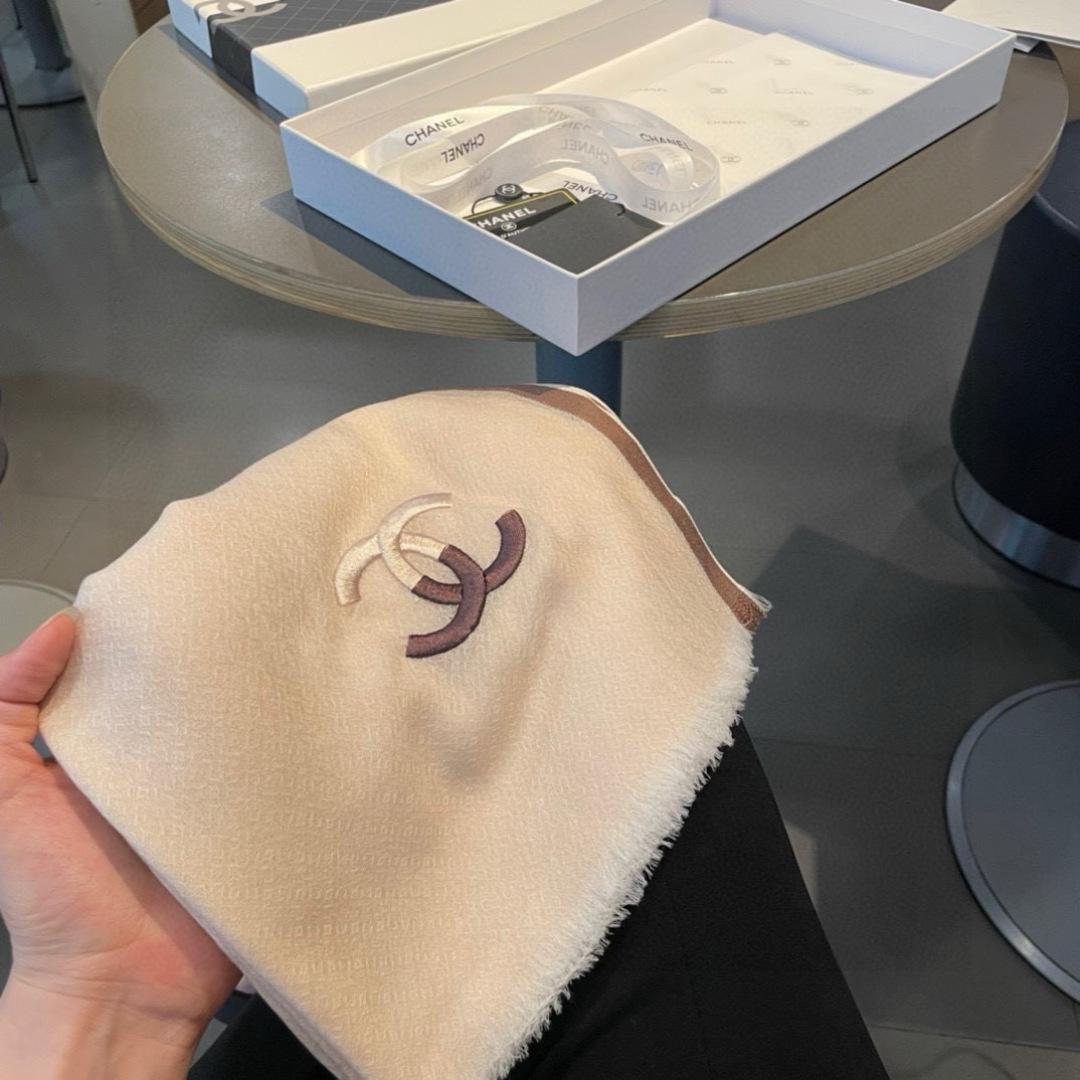 重点推荐！！！高级舒适时髦气质，相信我的就收吧！香奈儿这款触动内心的柔美围巾，无法模仿的颜色和气质！！！
