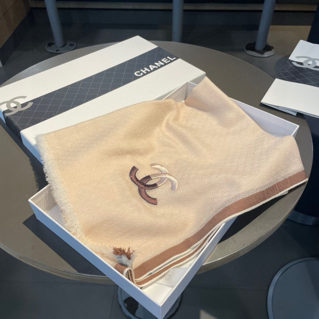 重点推荐！！！高级舒适时髦气质，相信我的就收吧！香奈儿这款触动内心的柔美围巾，无法模仿的颜色和气质！！！