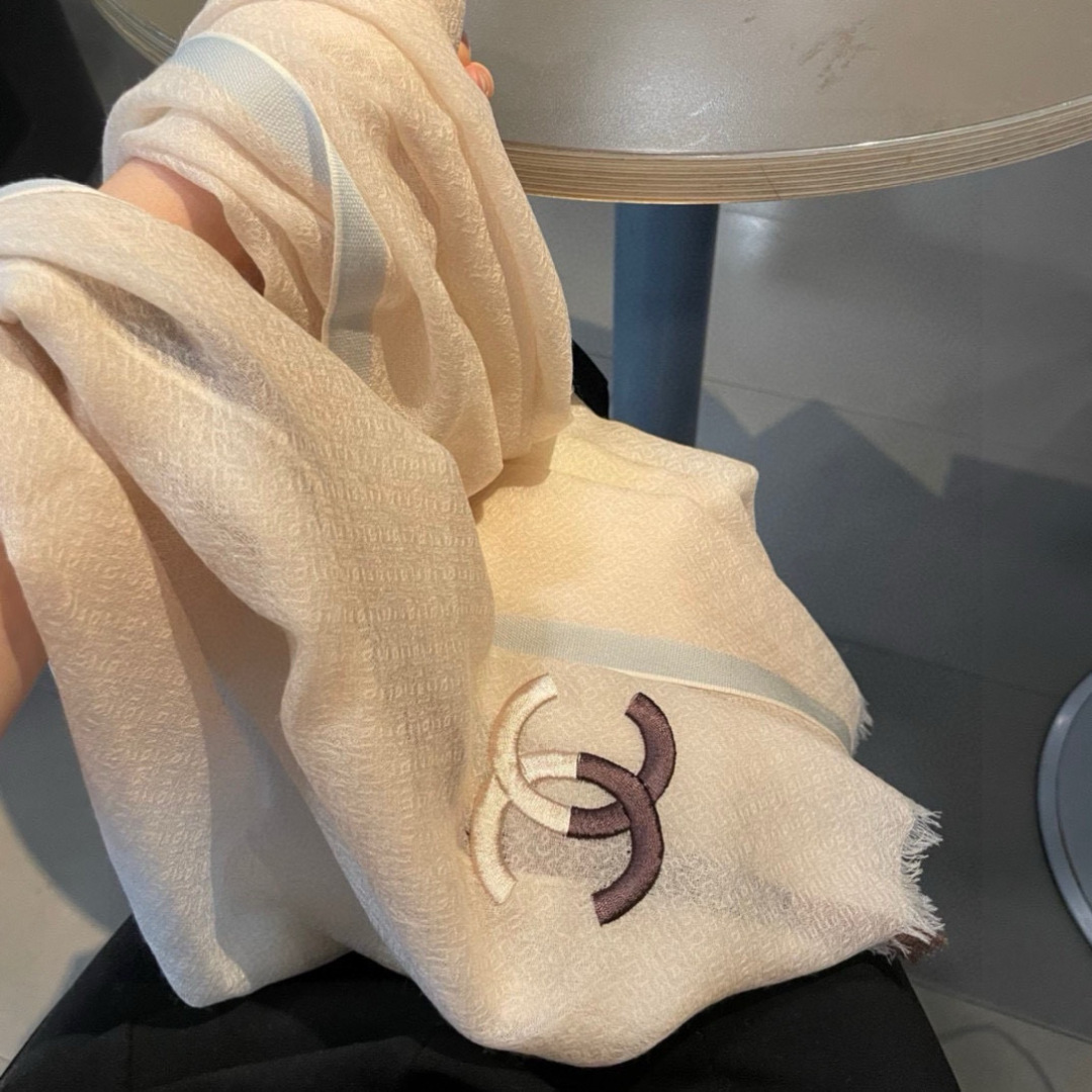 重点推荐！！！高级舒适时髦气质，相信我的就收吧！香奈儿这款触动内心的柔美围巾，无法模仿的颜色和气质！！！