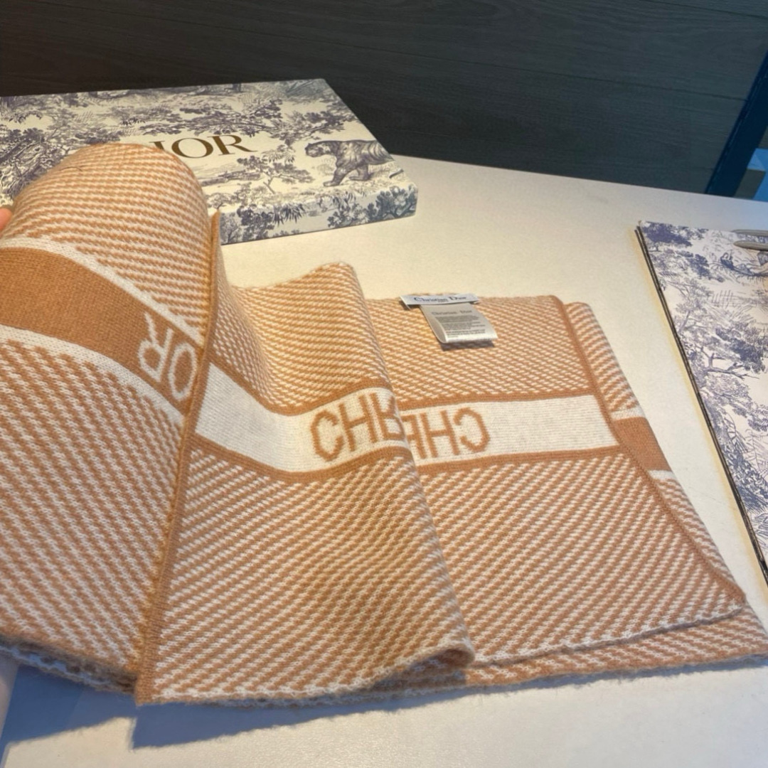  ━━━━ ● Dior迪奥 ● ━━━━Dior秋冬新品 新款字母印花针织款！经典logo提花时髦少女