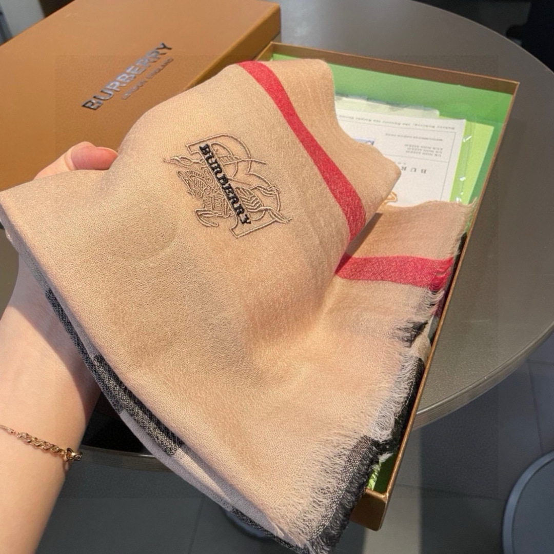  巴宝莉Burberry  经典专柜款、专柜同步 超薄羊绒格子披肩现货秒发  衣柜必备经典款VIP推荐！