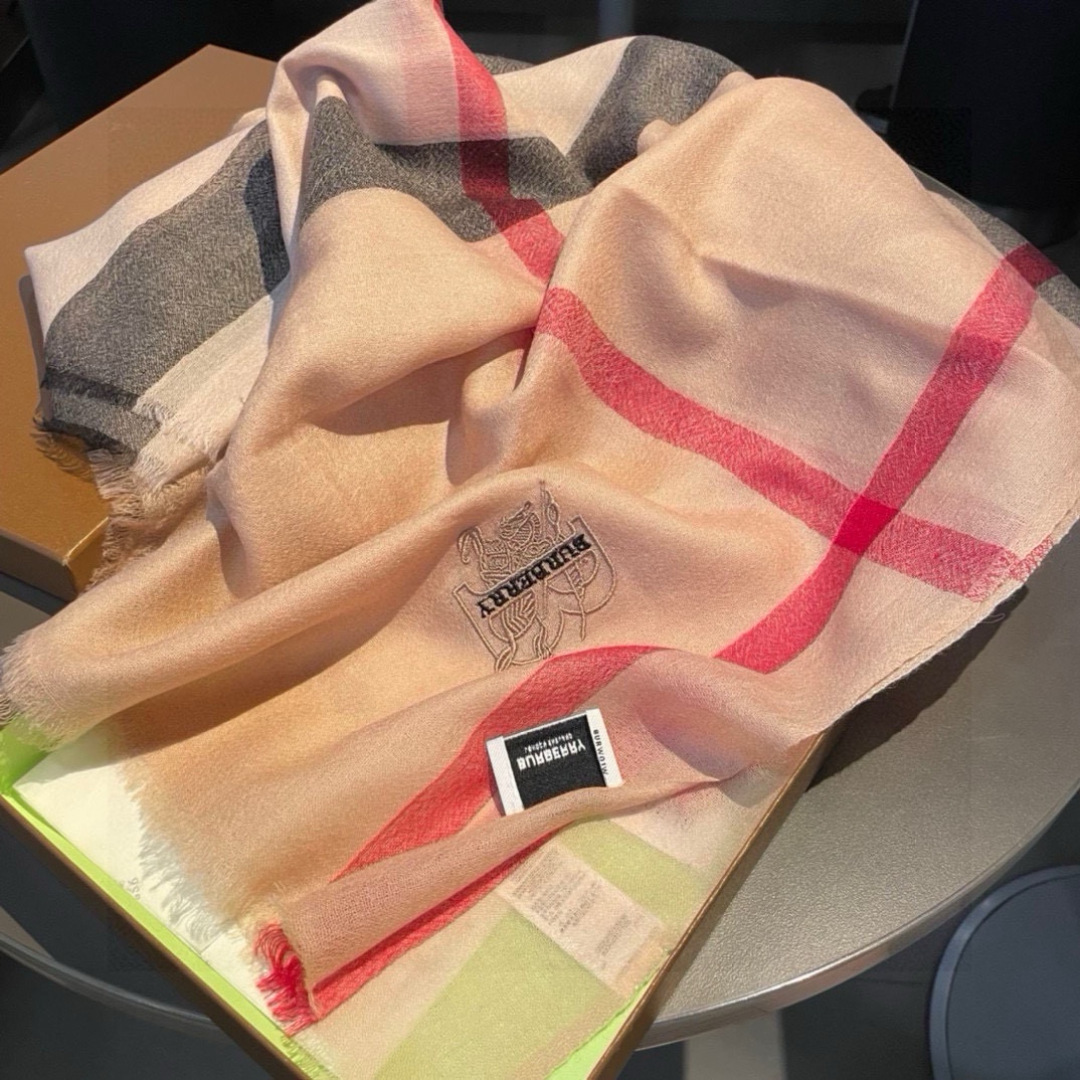  巴宝莉Burberry  经典专柜款、专柜同步 超薄羊绒格子披肩现货秒发  衣柜必备经典款VIP推荐！