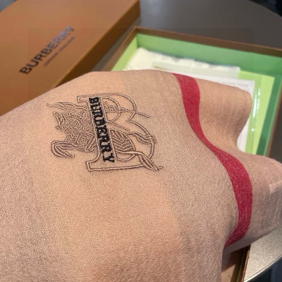  巴宝莉Burberry  经典专柜款、专柜同步 超薄羊绒格子披肩现货秒发  衣柜必备经典款VIP推荐！