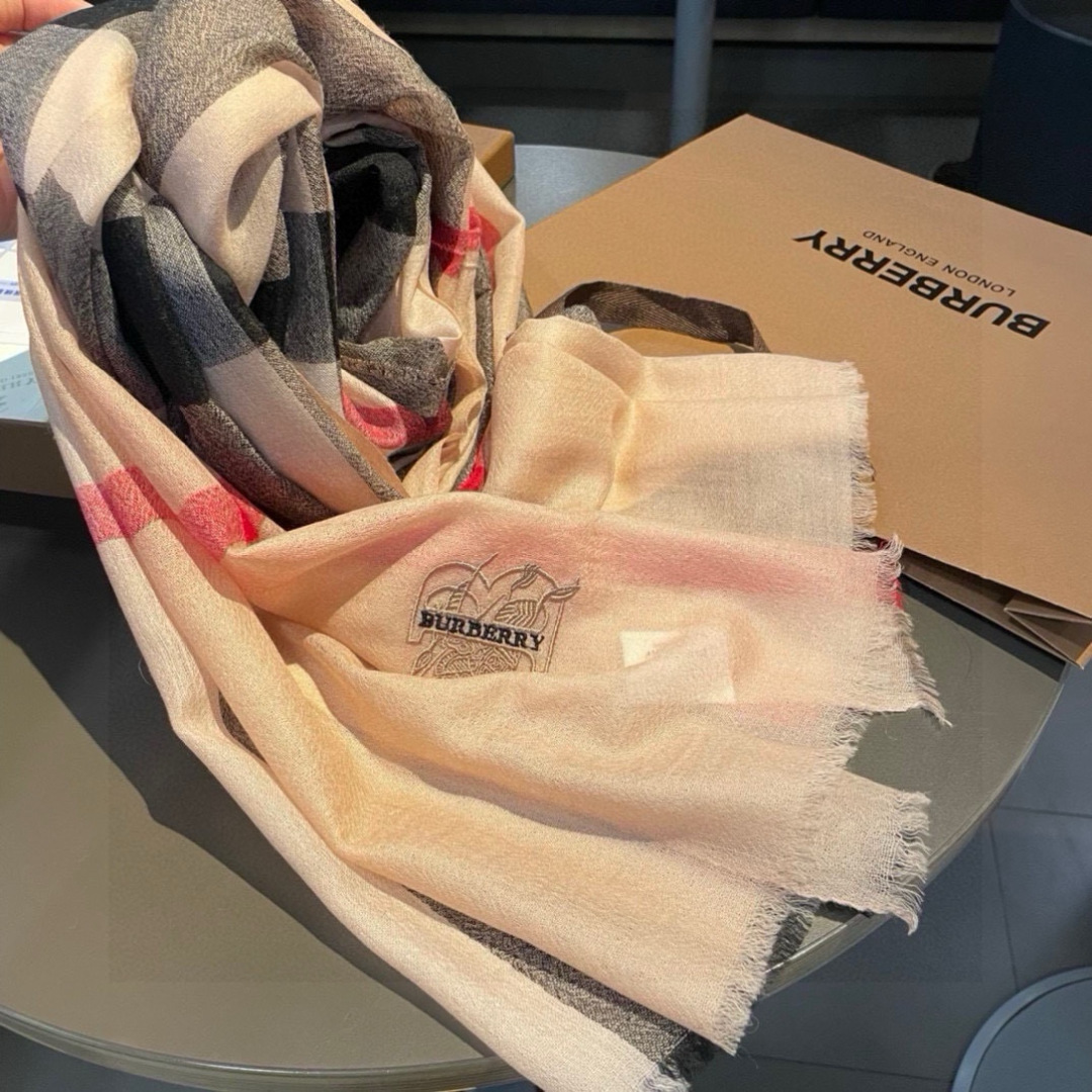  巴宝莉Burberry  经典专柜款、专柜同步 超薄羊绒格子披肩现货秒发  衣柜必备经典款VIP推荐！