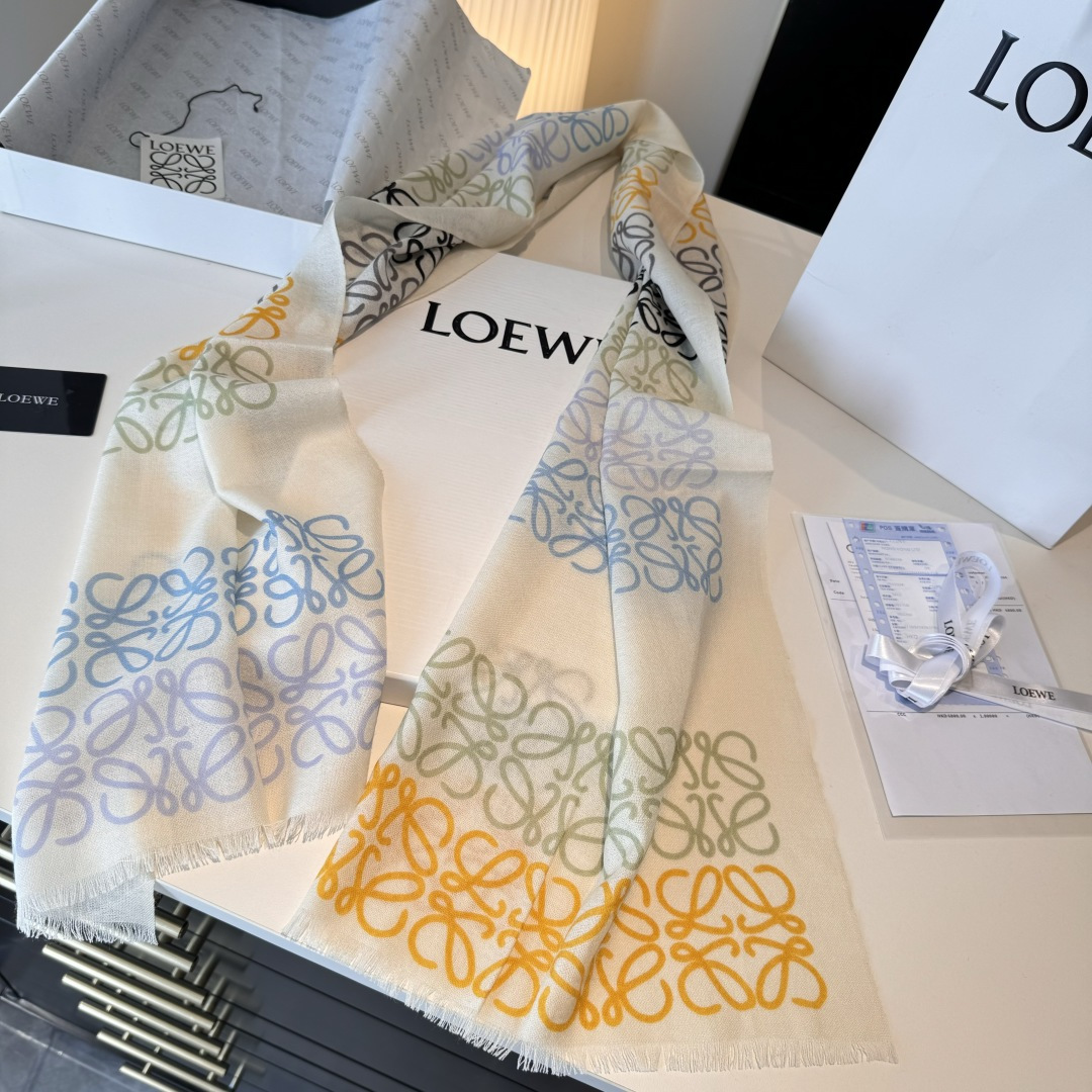  LOEWE❤️ 作为西班牙🇪🇸的顶尖奢侈品牌，散发独特的西班牙贵族气息，低调有内涵‼️ 
本款为巴塞罗
