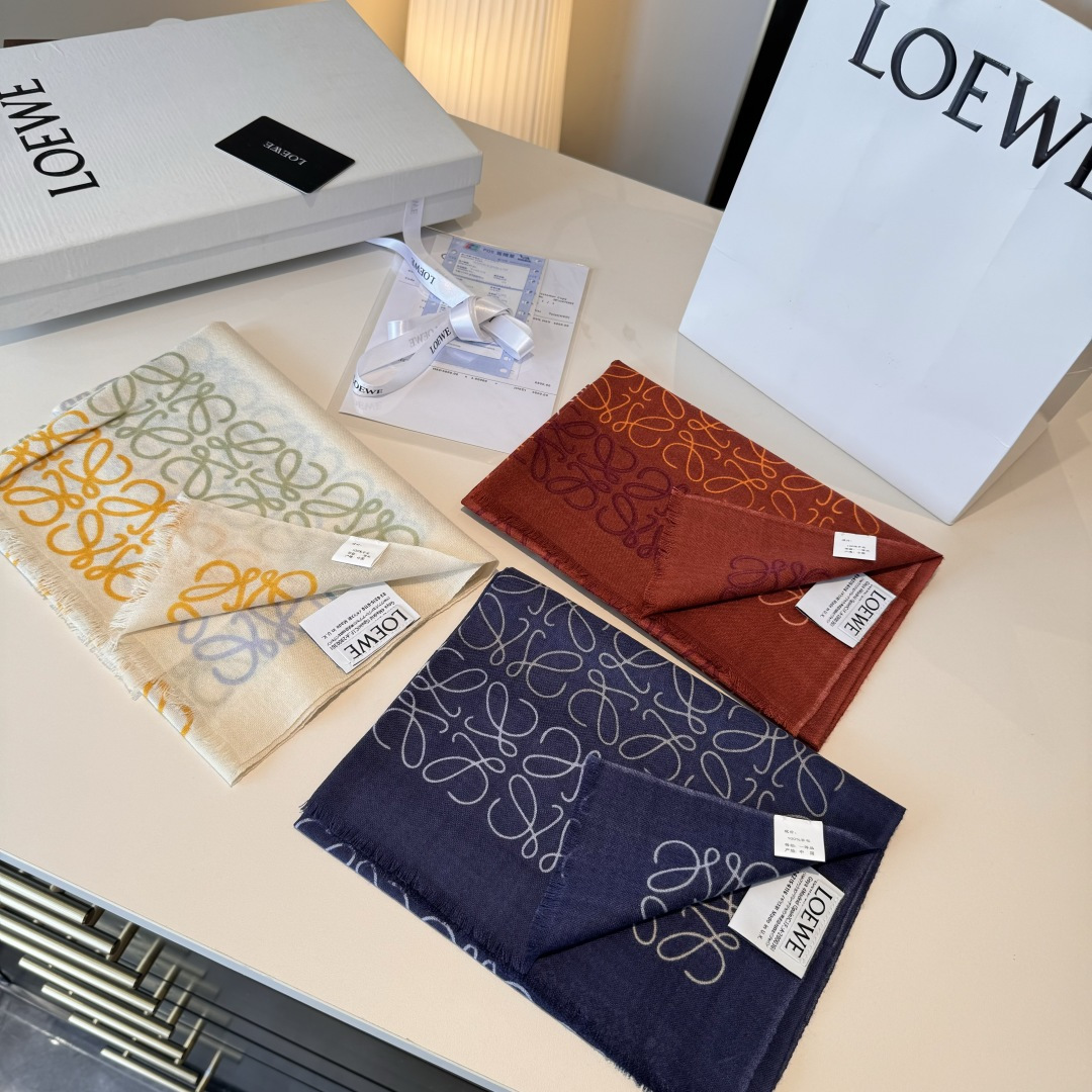  LOEWE❤️ 作为西班牙🇪🇸的顶尖奢侈品牌，散发独特的西班牙贵族气息，低调有内涵‼️ 
本款为巴塞罗