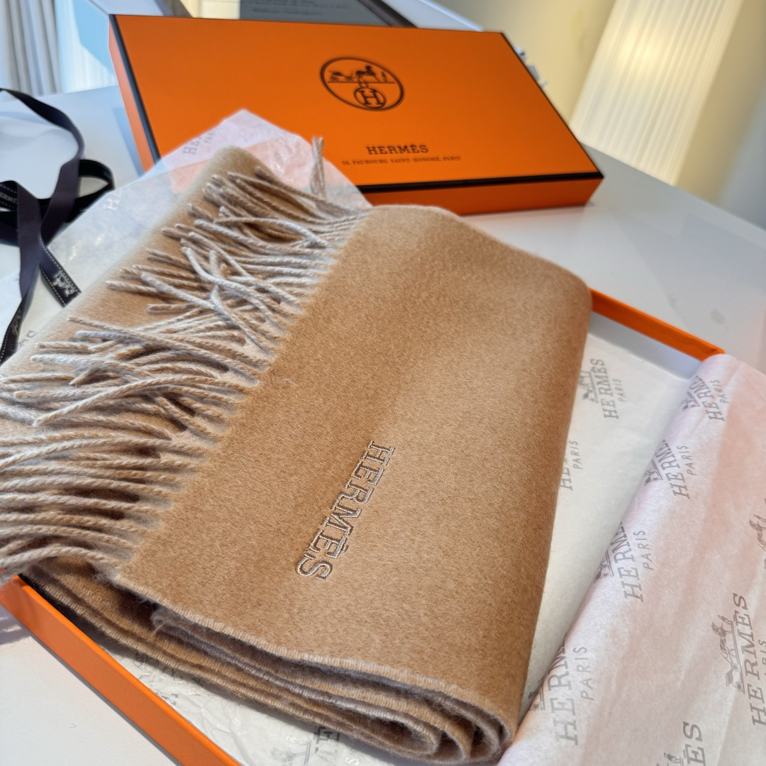  HERMFS【爱马仕】巴黎时装展双面羊绒围巾！采用蒙古高原细羊绒！手感满满地都是细腻的绒毛！这个价格绝