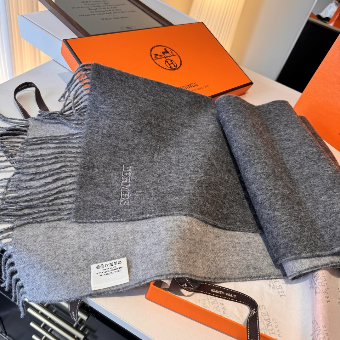  HERMFS【爱马仕】巴黎时装展双面羊绒围巾！采用蒙古高原细羊绒！手感满满地都是细腻的绒毛！这个价格绝