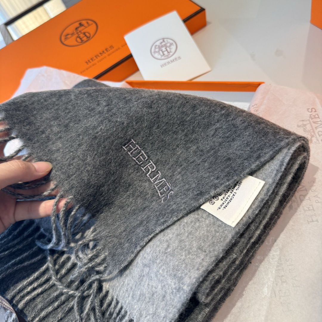  HERMFS【爱马仕】巴黎时装展双面羊绒围巾！采用蒙古高原细羊绒！手感满满地都是细腻的绒毛！这个价格绝