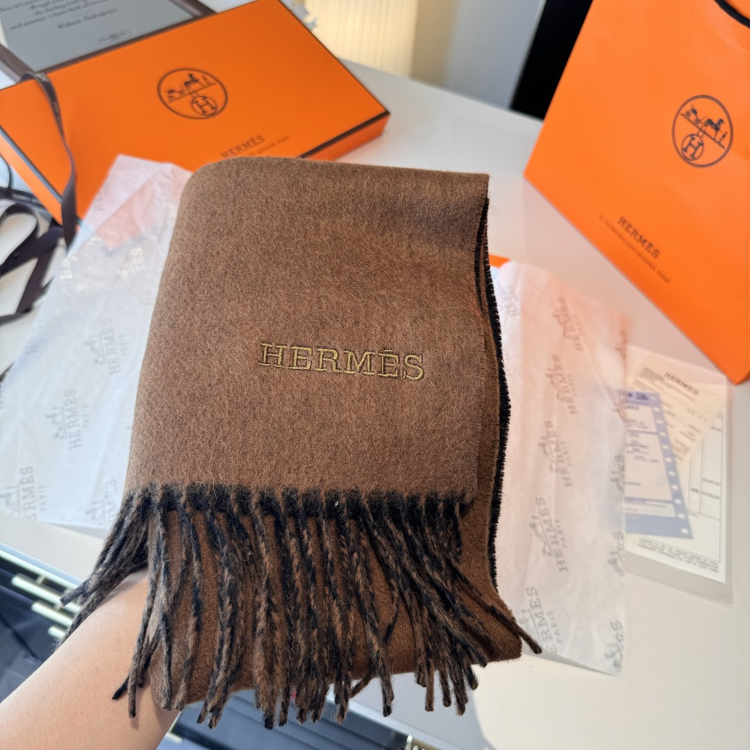  HERMFS【爱马仕】巴黎时装展双面羊绒围巾！采用蒙古高原细羊绒！手感满满地都是细腻的绒毛！这个价格绝