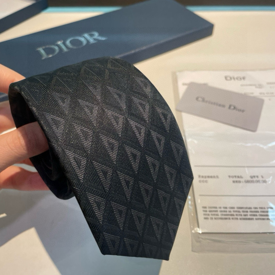 特价👏👏Dior家新款领带 👔👔Dior男士蚕丝藤格纹领带 稀有😻😻展现精湛手工与时尚优雅理想选择，这款