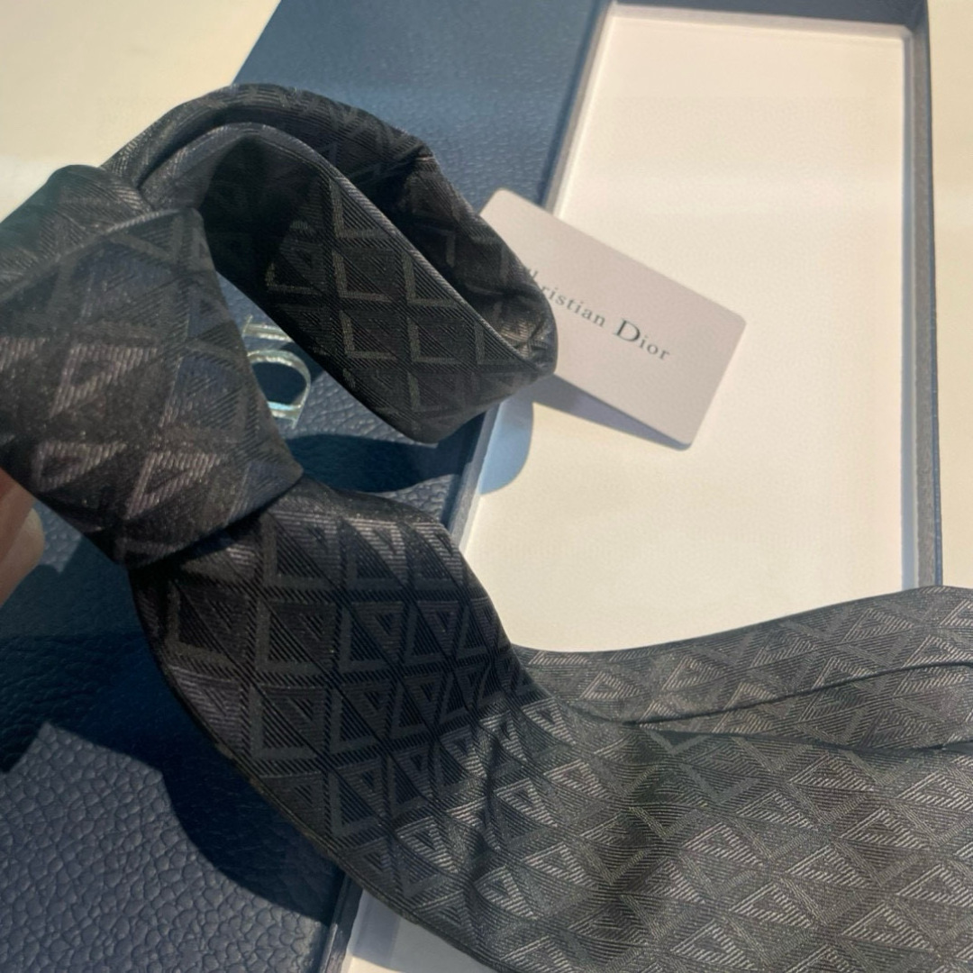特价👏👏Dior家新款领带 👔👔Dior男士蚕丝藤格纹领带 稀有😻😻展现精湛手工与时尚优雅理想选择，这款