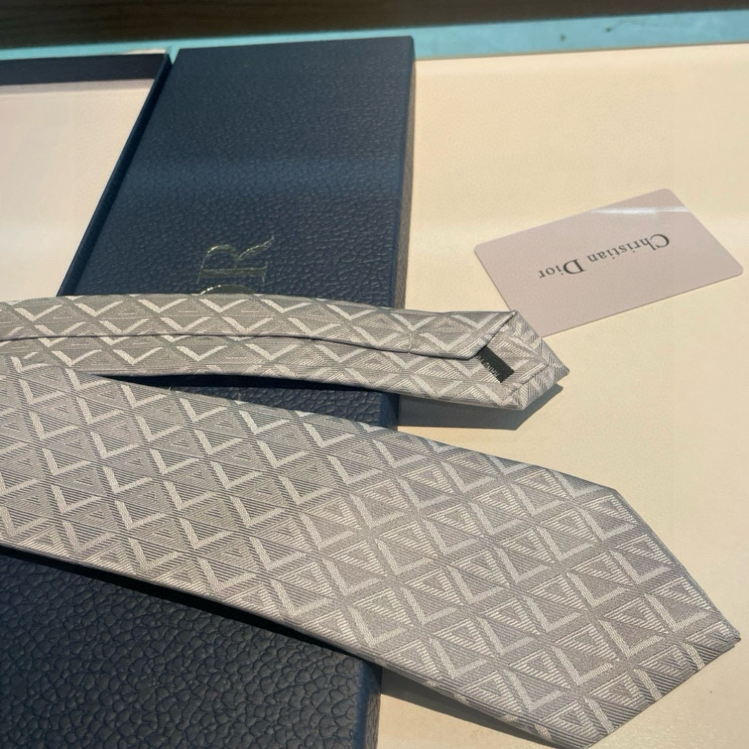 特价👏👏Dior家新款领带 👔👔Dior男士蚕丝藤格纹领带 稀有😻😻展现精湛手工与时尚优雅理想选择，这款