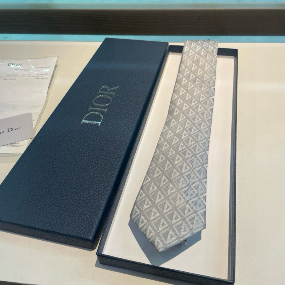 特价👏👏Dior家新款领带 👔👔Dior男士蚕丝藤格纹领带 稀有😻😻展现精湛手工与时尚优雅理想选择，这款