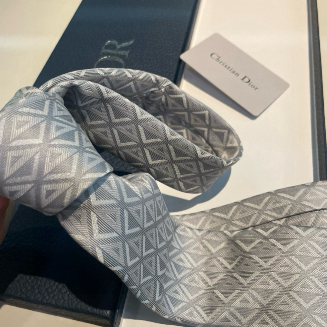 特价👏👏Dior家新款领带 👔👔Dior男士蚕丝藤格纹领带 稀有😻😻展现精湛手工与时尚优雅理想选择，这款