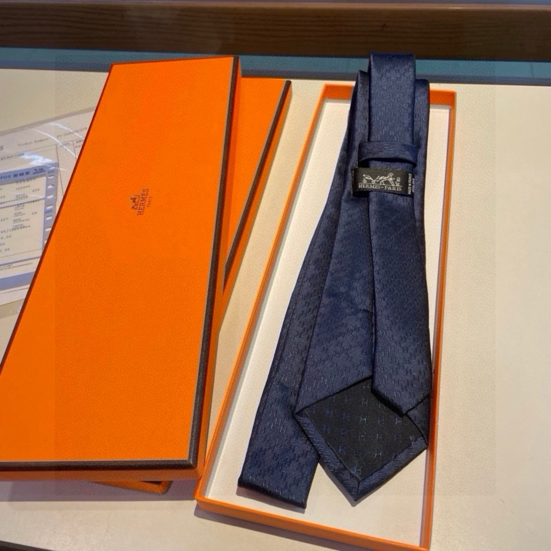 特价领带新款出货啦‼️‼️爱马仕男士菱形H格子新款领带系列👔👔，让男士可以充分展示自己个性。100%顶级