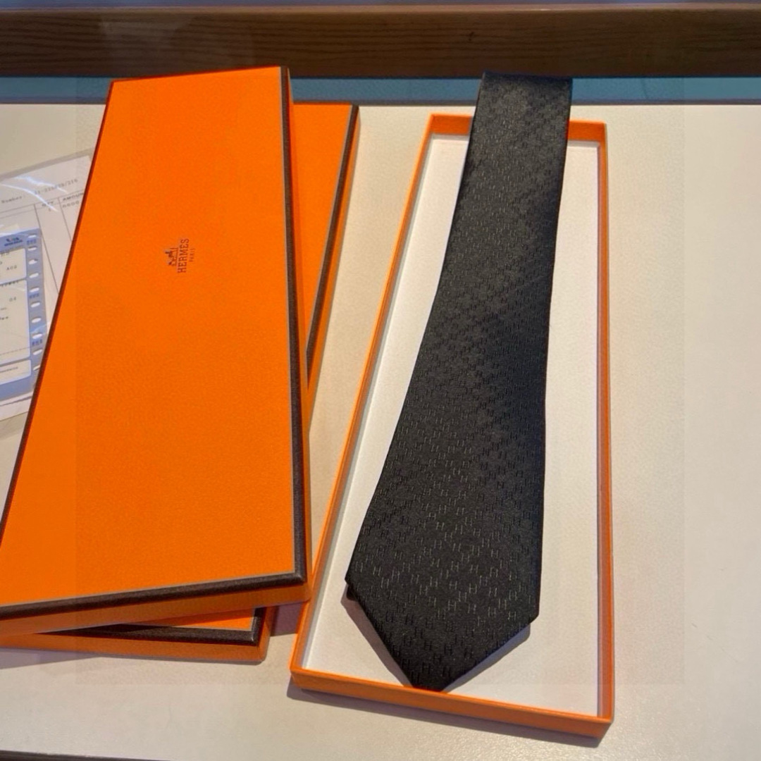 特价领带新款出货啦‼️‼️爱马仕男士菱形H格子新款领带系列👔👔，让男士可以充分展示自己个性。100%顶级