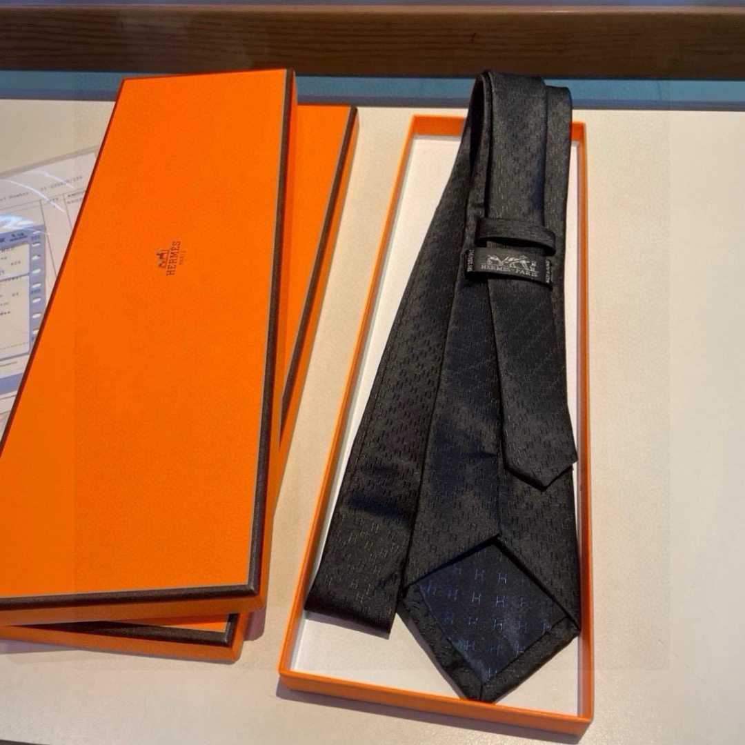 特价领带新款出货啦‼️‼️爱马仕男士菱形H格子新款领带系列👔👔，让男士可以充分展示自己个性。100%顶级