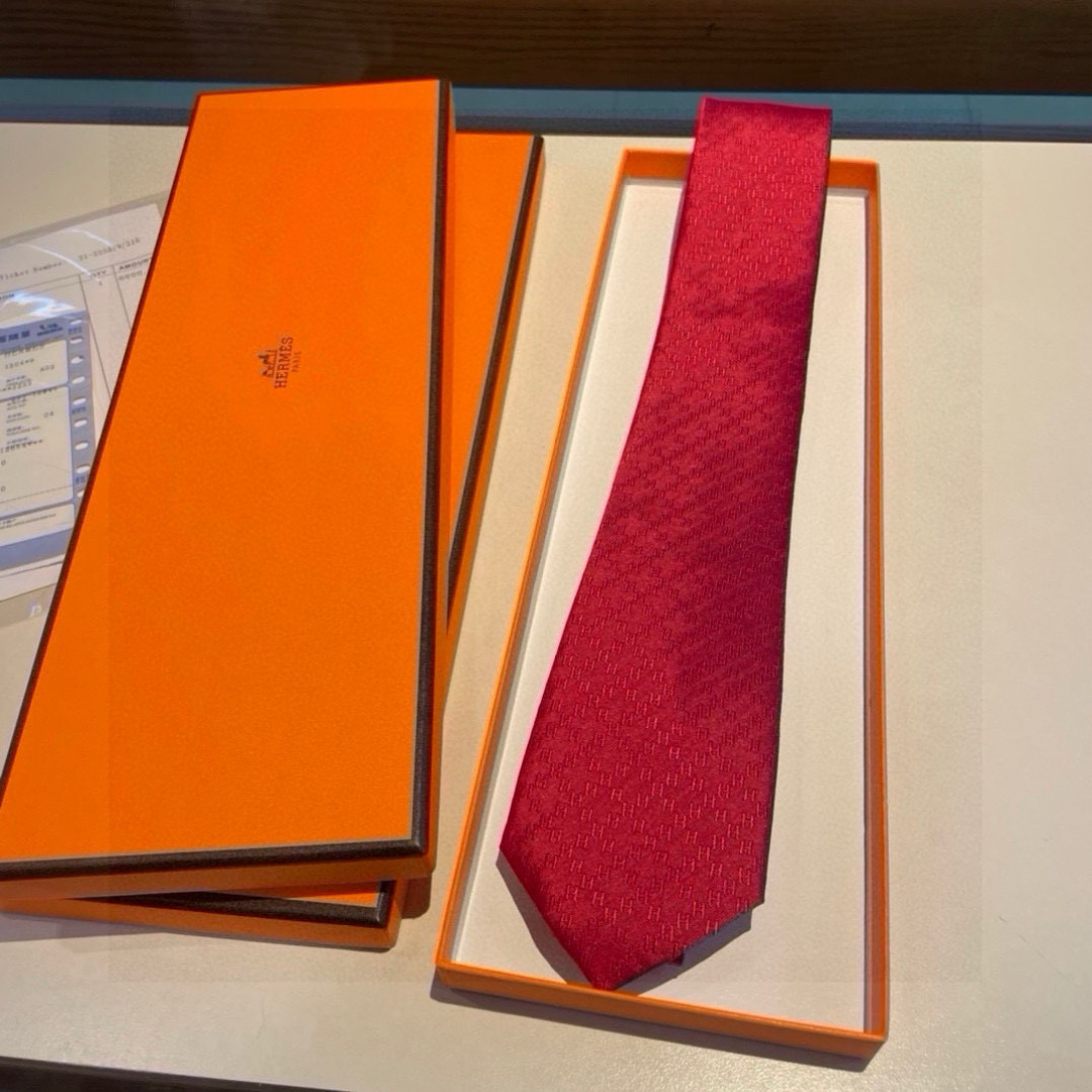 特价领带新款出货啦‼️‼️爱马仕男士菱形H格子新款领带系列👔👔，让男士可以充分展示自己个性。100%顶级