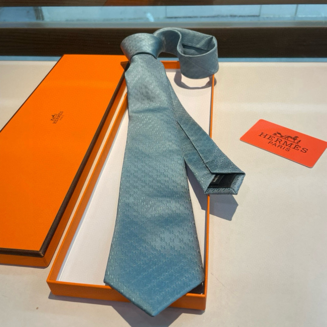 特价领带新款出货啦‼️‼️爱马仕男士菱形H格子新款领带系列👔👔，让男士可以充分展示自己个性。100%顶级
