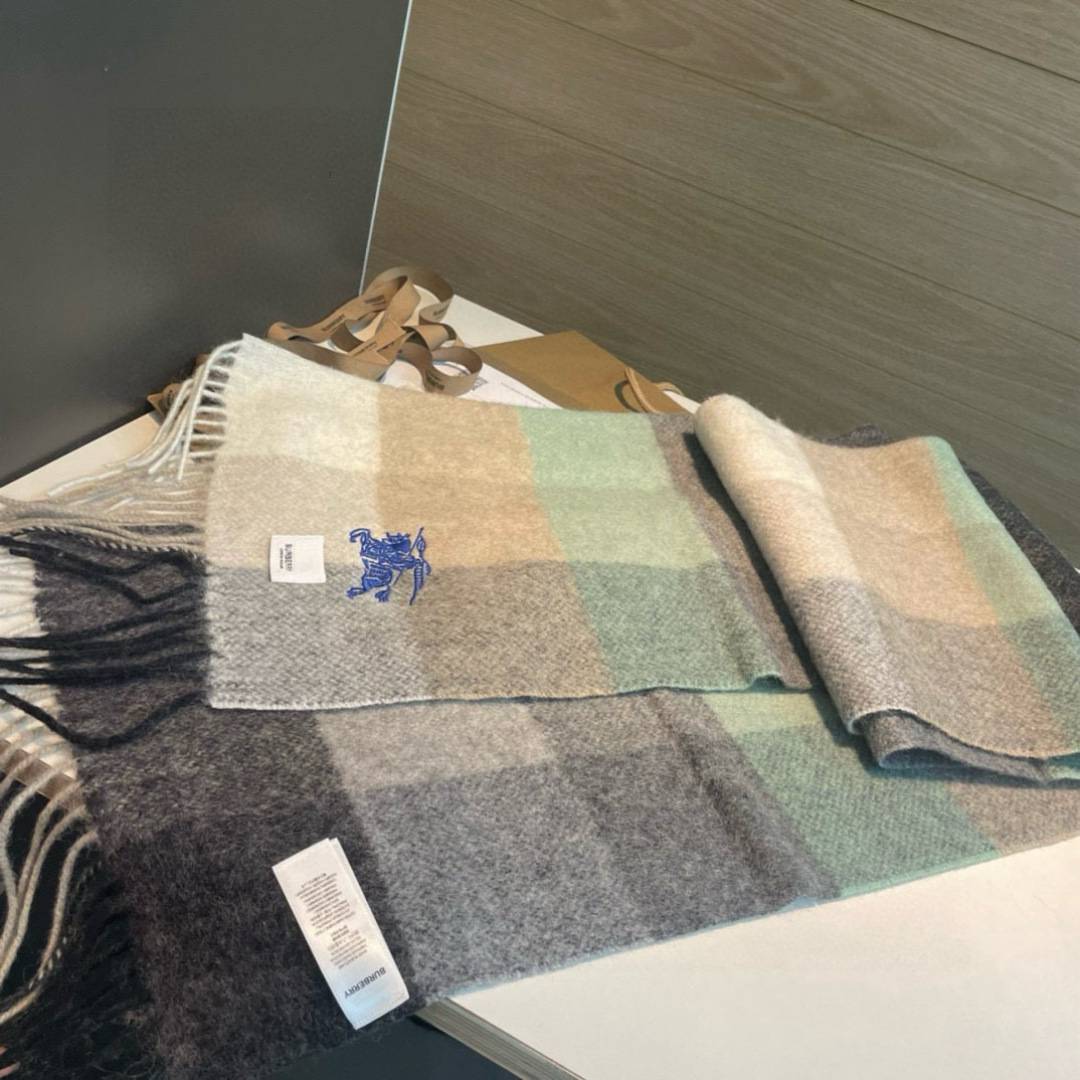✨✨Burberry · 巴宝莉双面围巾❗好看的要疯掉了，太有型太有魅力了❗❗非常斯文时尚的秋冬单品！真