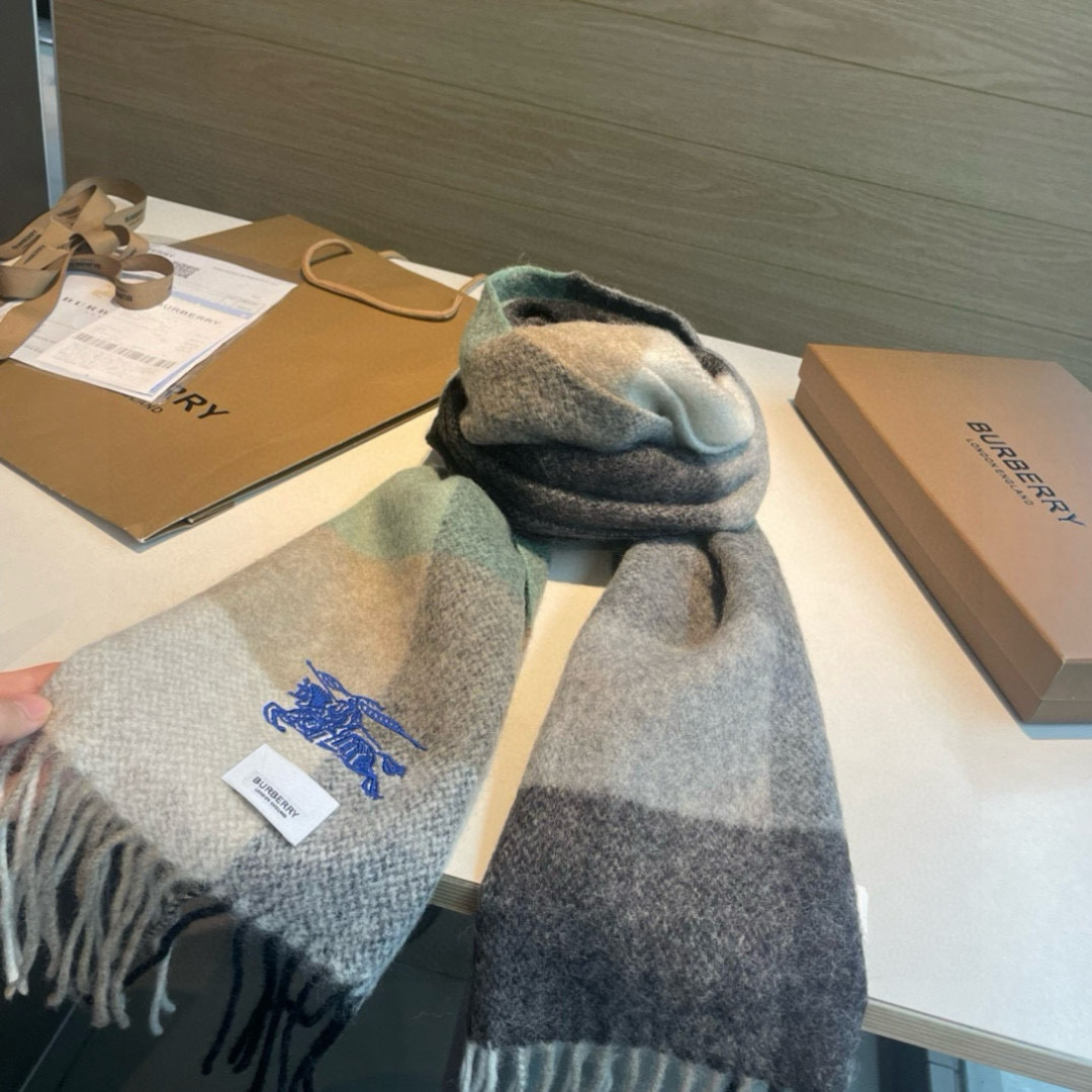 ✨✨Burberry · 巴宝莉双面围巾❗好看的要疯掉了，太有型太有魅力了❗❗非常斯文时尚的秋冬单品！真